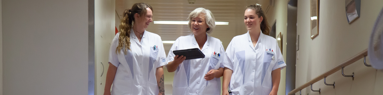 Team aus Ärzten, Therapeuten und Pflegern arbeiten gemeinsam in der Rehaklinik Tschugg