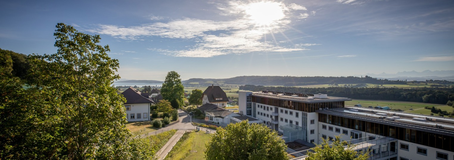 Rehaklinik-Tschugg-Luftaufnahme-sonnig