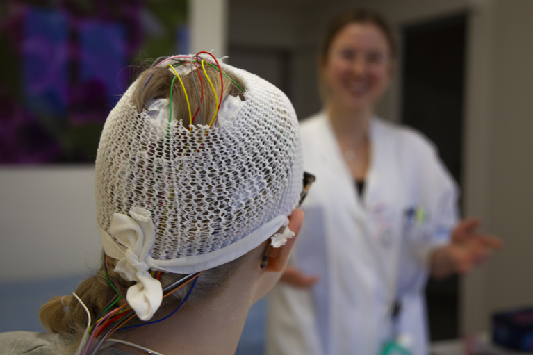 Patient während einer EEG-Untersuchung