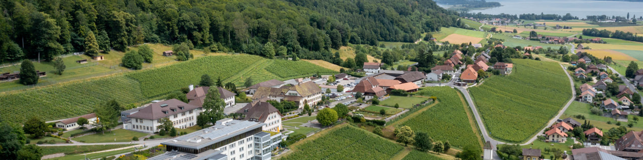 Luftaufnahme des Geländes der Rehaklinik Tschugg