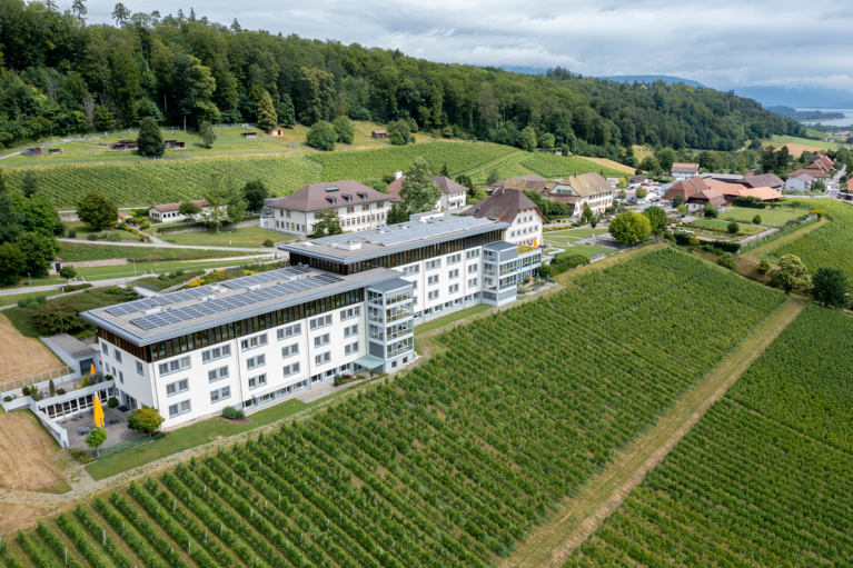 2023 wurde die Klinik Bethesda in die Rehaklinik Tschugg AG überführt