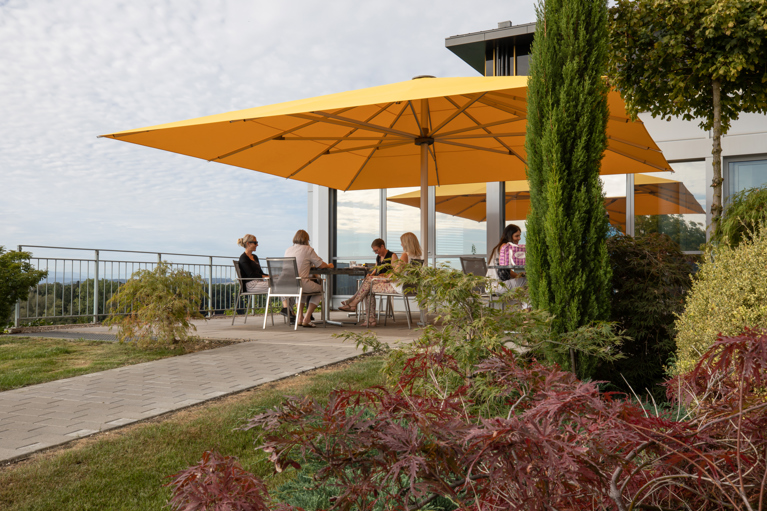 Besucher und Patienten auf der Veranda des Parkinsonzentrums