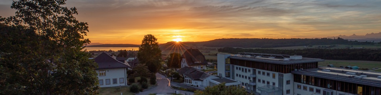 Rehaklinik Tschugg bei Sonnenuntergang 